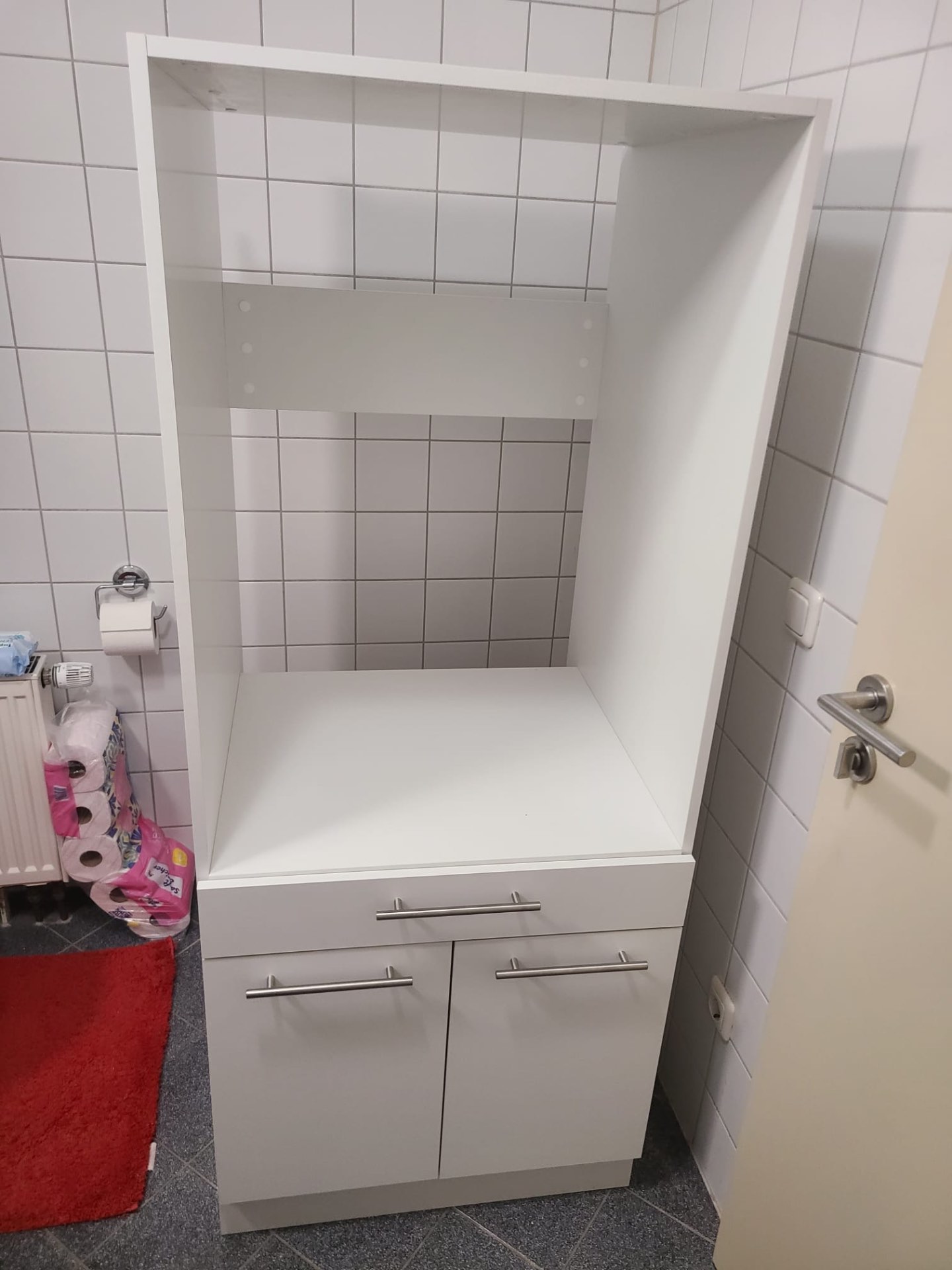 Montiertes Waschmaschinen-Regal im Badezimmer