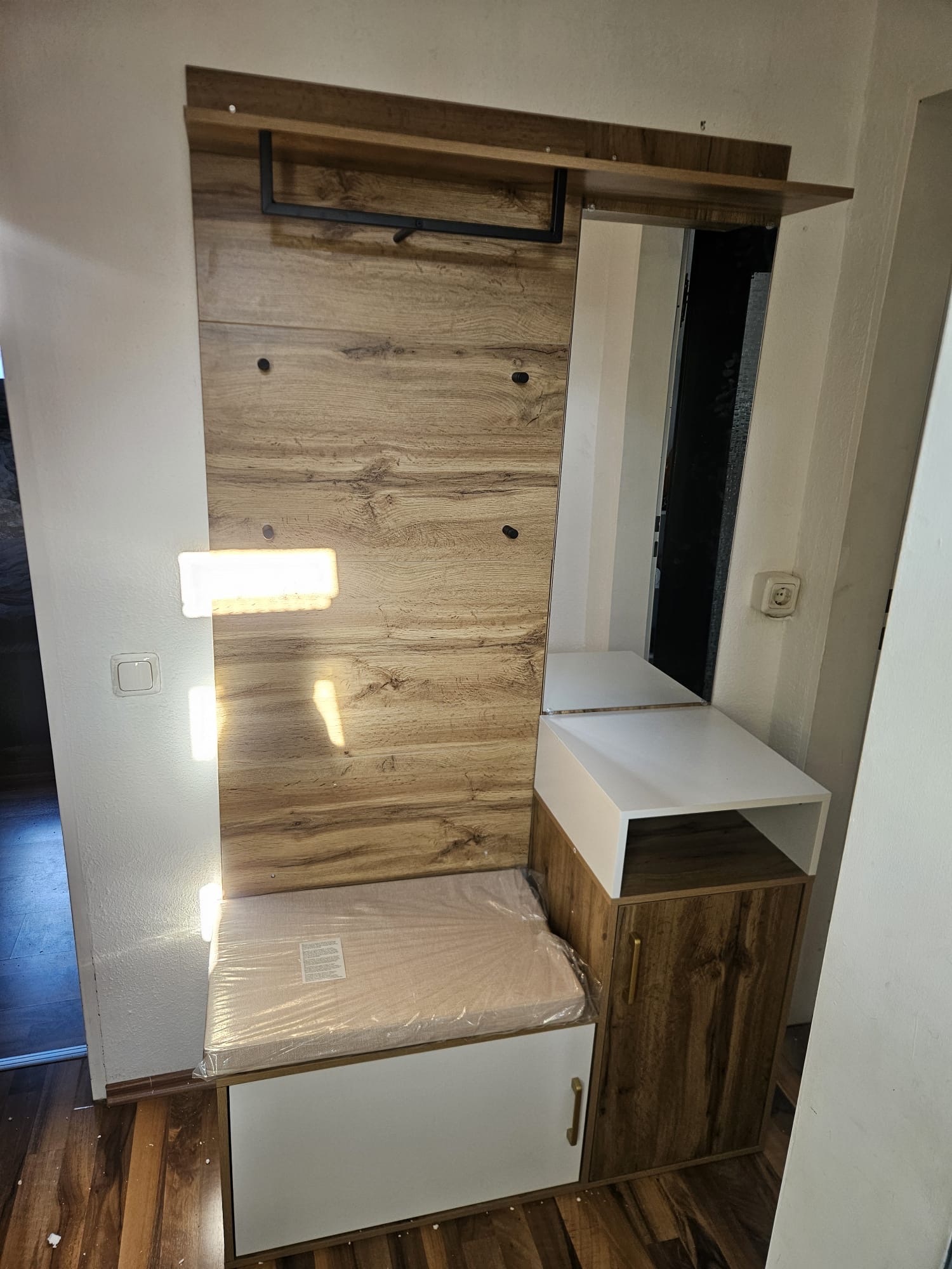 Montierte Garderobe mit Sitzbank und Spiegel