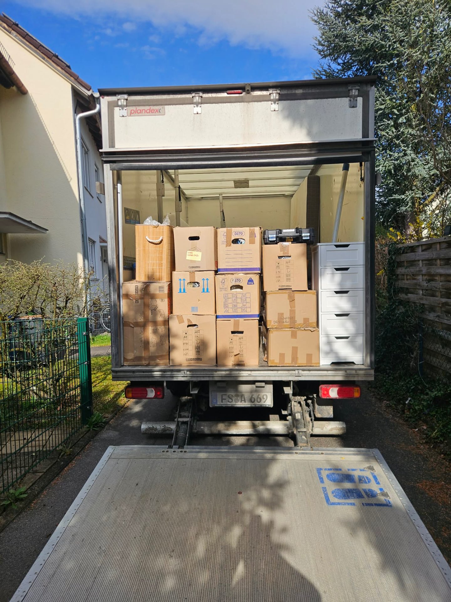 Beladener Transporter mit Umzugskartons