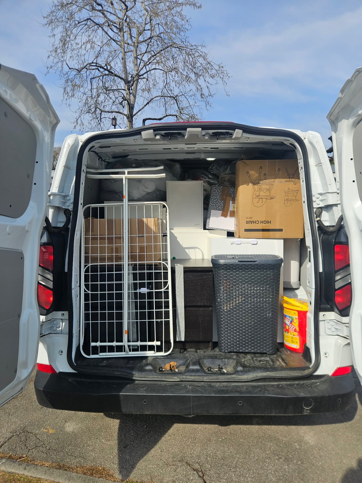 Beladener Transporter mit Möbeln